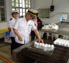 綜合施策 區(qū)監(jiān)督所開(kāi)展餐具消毒服務(wù)機(jī)構(gòu)專項(xiàng)衛(wèi)生監(jiān)督監(jiān)測(cè)